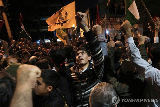 18일(현지시간) 새벽 테헤란 소재 프랑스대사관 앞에서 시민들이 반이스라엘 구호를 외치고 있다. 이들은 전날 이스라엘군이 가자지구 병원 시설을 공급해 많은 사상자가 발생했다는 소식에 분노했다. /테헤란 AP=연합뉴스